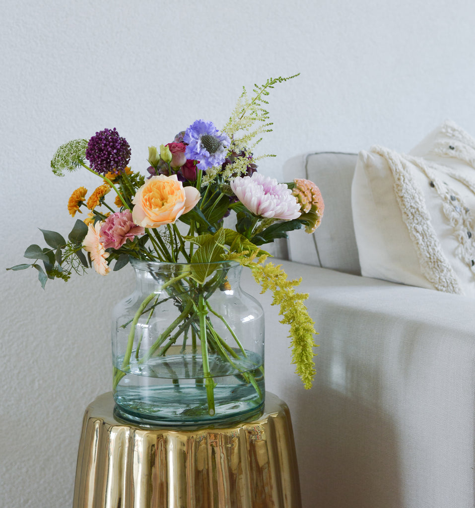 Bunt gemischter Blumenstrauss in Glasvase.