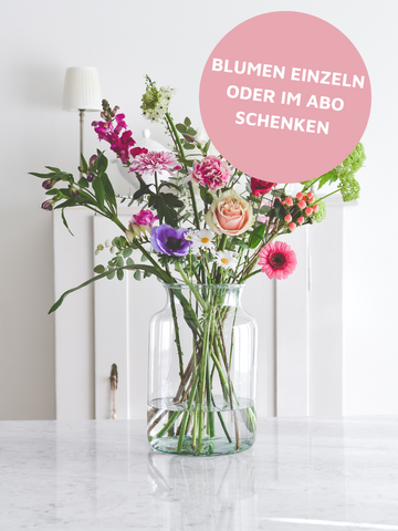 Online bestellbare frische Schnittblumen als Blumenstrauss Deluxe in durchsichtiger Glasvase. Als einmalige Lieferung oder im Blumen-Abo.