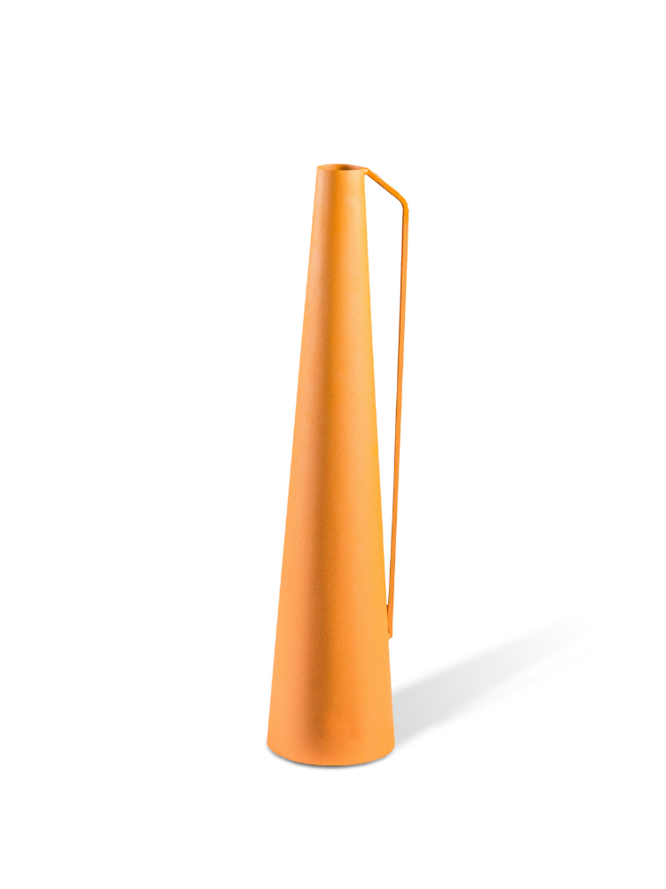 Dekorative Vase mit schmalem Hals in Orange.