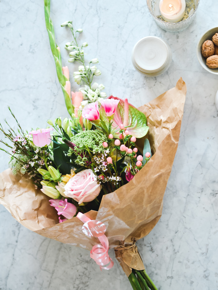 Online bestellbare frische Schnittblumen als Blumenstrauss Deluxe nach Hause geliefert.