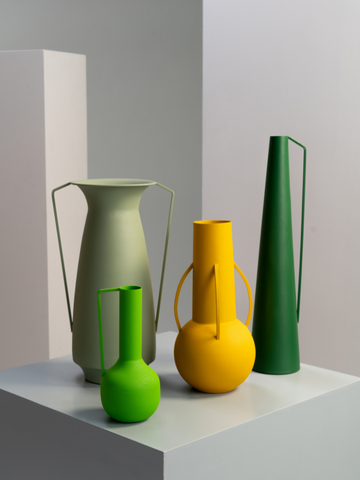Vier dekorative Vasen in frischen Tönen als Set online bestellen.
