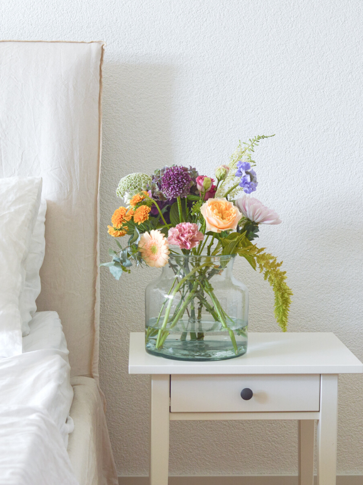 Online bestellbare frische Schnittblumen als Blumenstrauss Bijou in durchsichtiger Glasvase. Als einmalige Lieferung oder im Blumen-Abo.
