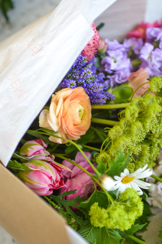 Frische Blumen direkt zu dir geliefert. Ranunkeln, Tulpen, Matthiola und mehr warten auf dich. Das perfekte Geschenk zum Valentinstag.  